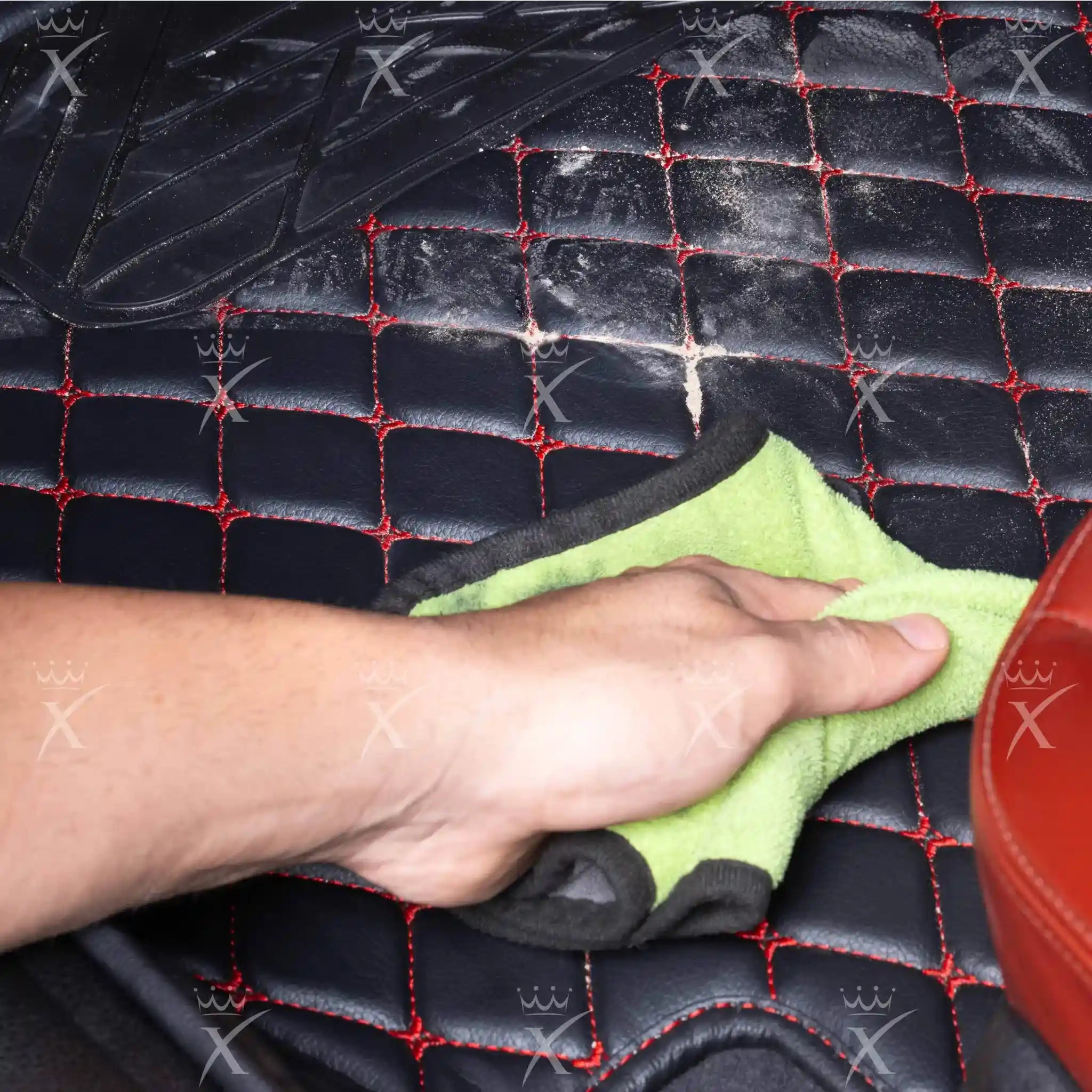Luxus Car Mats™ – Luxus-Automatten-Set mit schwarzen und weißen Nähten