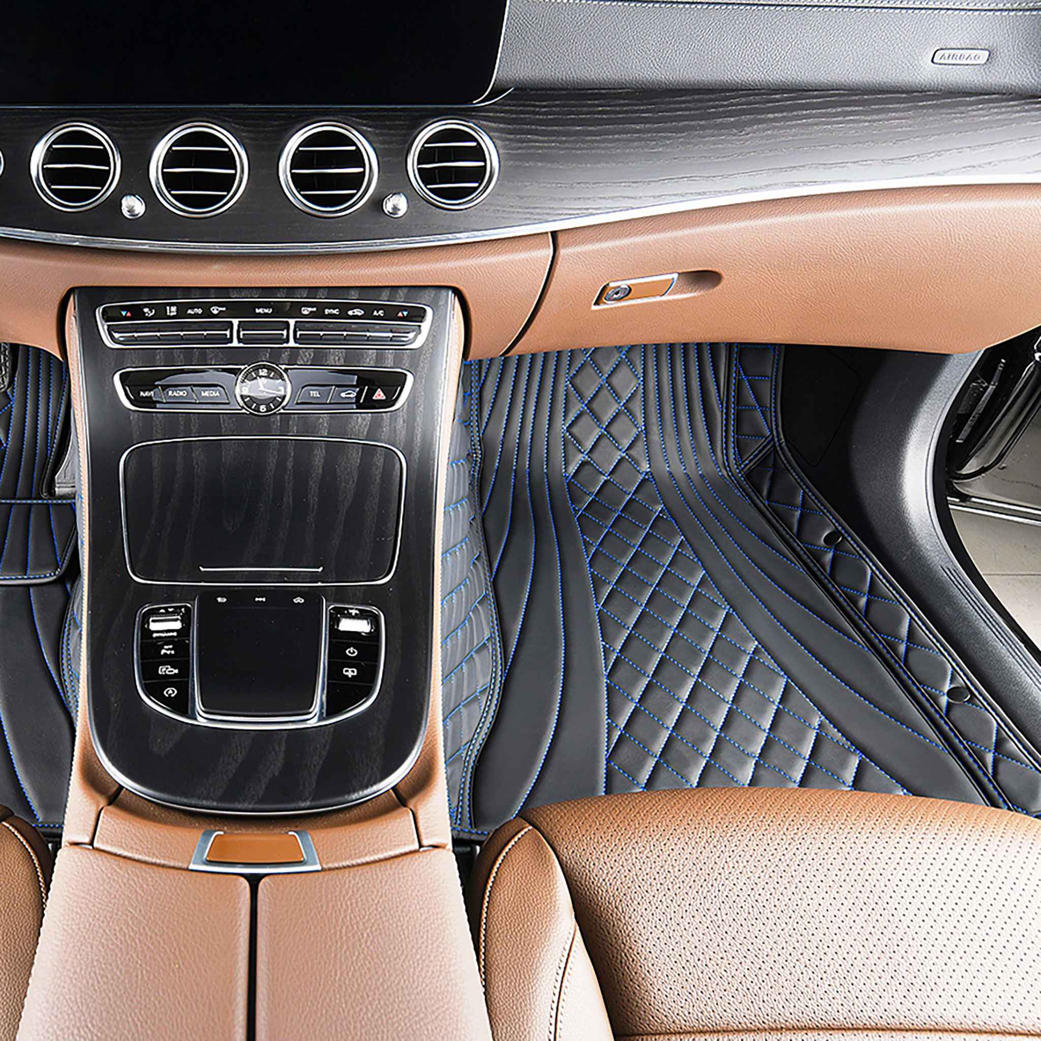 Luxus Car Mats™ – Luxus-Automatten-Set in Schwarz und mit schwarzen Nähten