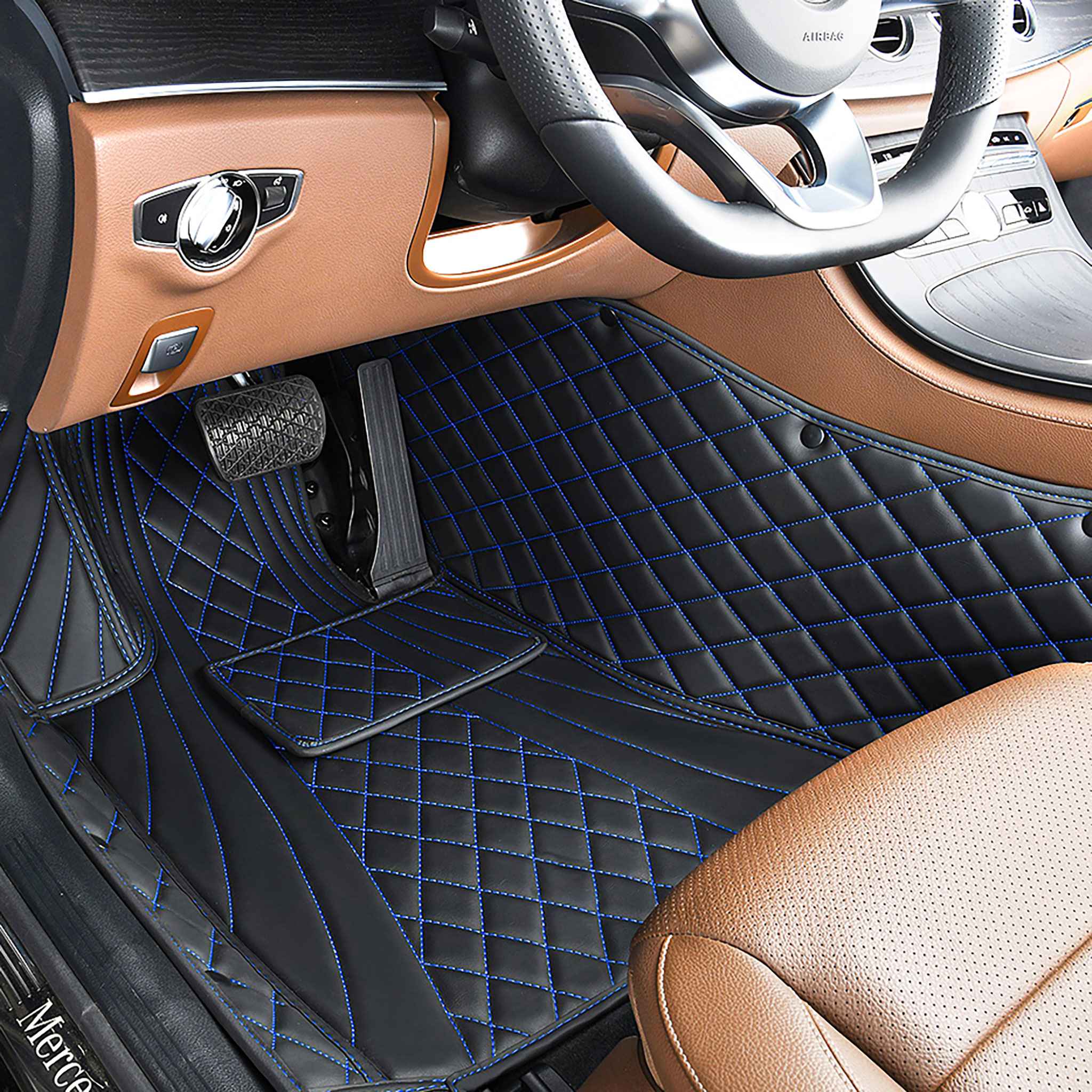 Luxus Car Mats™ – Luxus-Automatten-Set in Schwarz und mit schwarzen Nähten