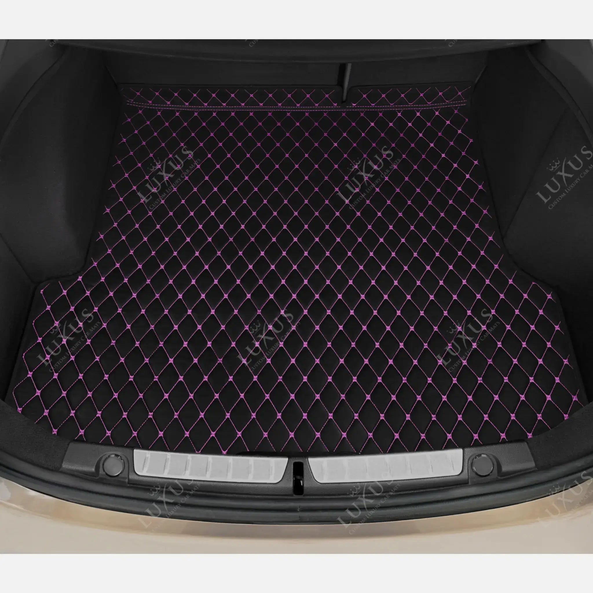 Kofferraummatte mit schwarzen und lila Nähten