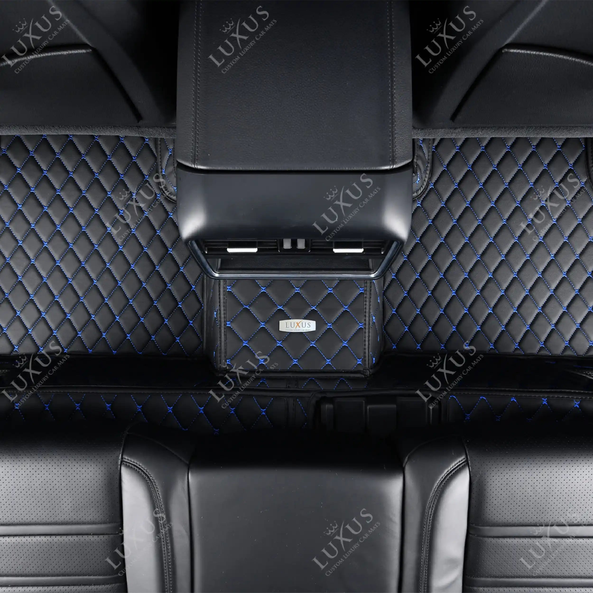 Kofferraummatte mit schwarzen und blauen Nähten