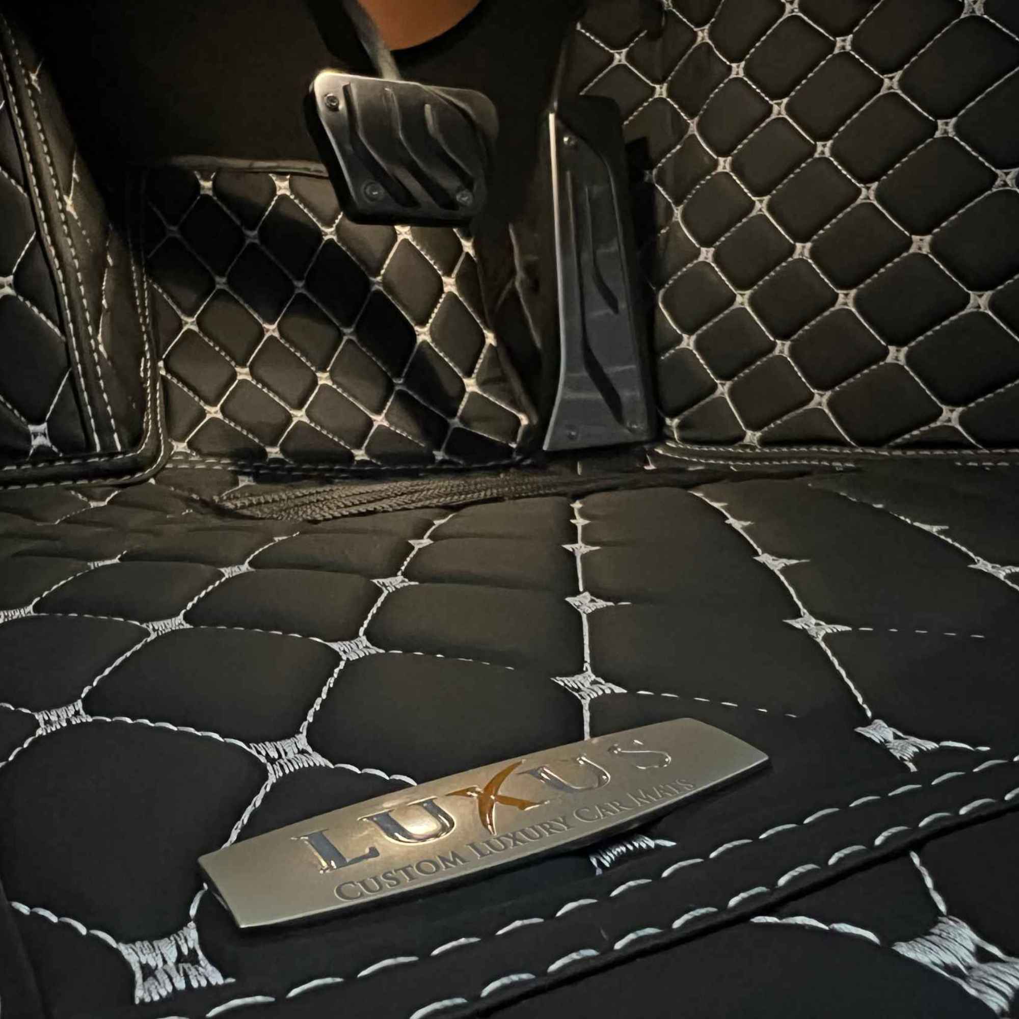 Luxus Car Mats™ - Juego de alfombrillas de lujo con costuras en negro y beige